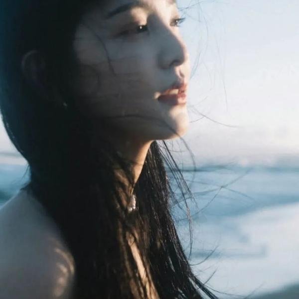 随盲柳入眠的女人